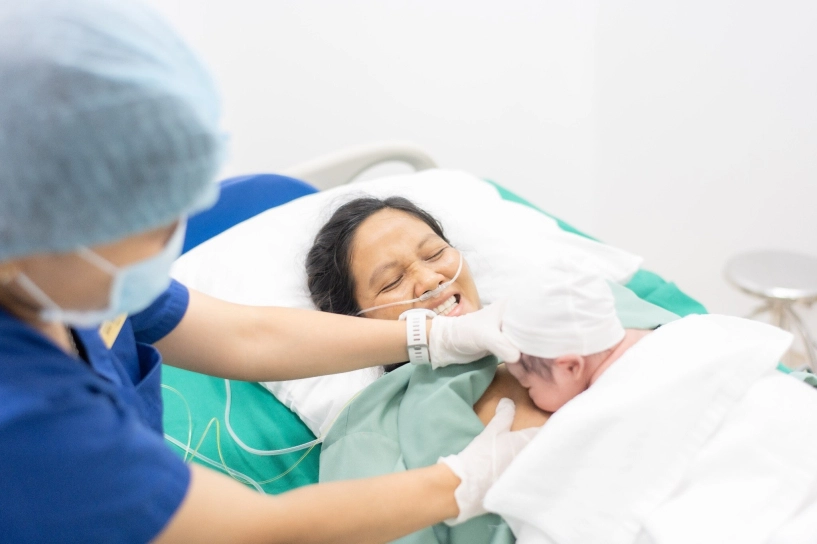 Hoa hậu hhen niê sinh con đầu lòng chồng nhiếp ảnh gia khóc khi vợ vượt cạn em bé chào đời trông cực yêu - 5