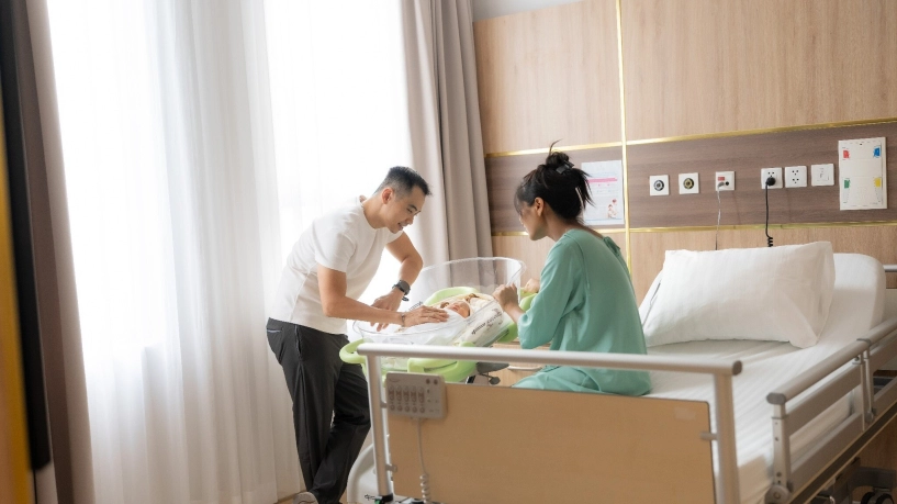 Hoa hậu hhen niê sinh con đầu lòng chồng nhiếp ảnh gia khóc khi vợ vượt cạn em bé chào đời trông cực yêu - 7