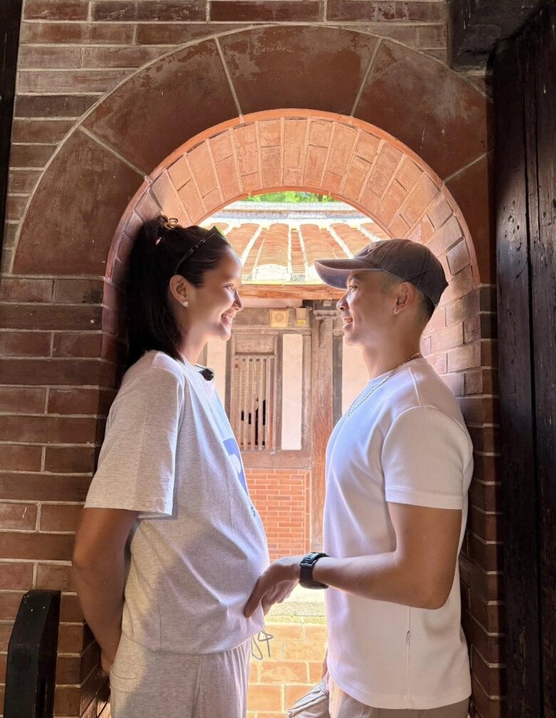 Hoa hậu hhen niê sinh con đầu lòng chồng nhiếp ảnh gia khóc khi vợ vượt cạn em bé chào đời trông cực yêu - 14