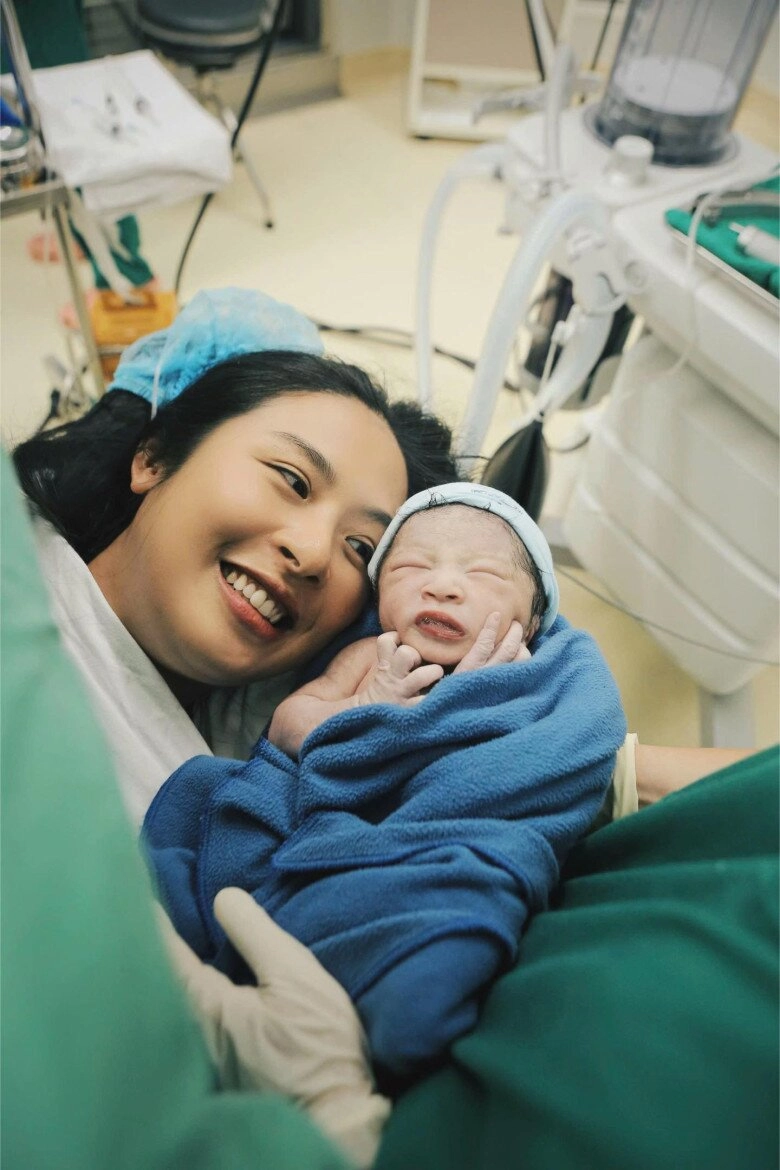 Hoa hậu ngọc hân rèn kỷ luật cho con trai từ sớm em bé ngoại giao được bố mẹ thay phiên cho học bài - 4