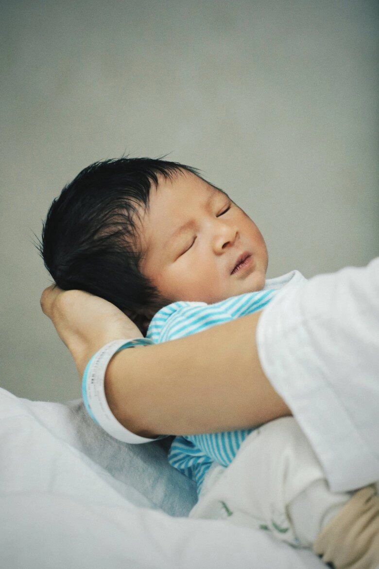 Hoa hậu ngọc hân rèn kỷ luật cho con trai từ sớm em bé ngoại giao được bố mẹ thay phiên cho học bài - 6