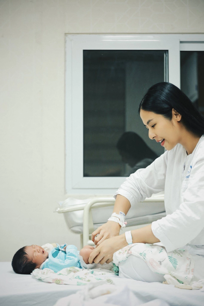 Hoa hậu ngọc hân rơi nước mắt khi đón con đầu lòng ở tuổi u40 định mệnh sắp đặt làm em bé ngoại giao - 4