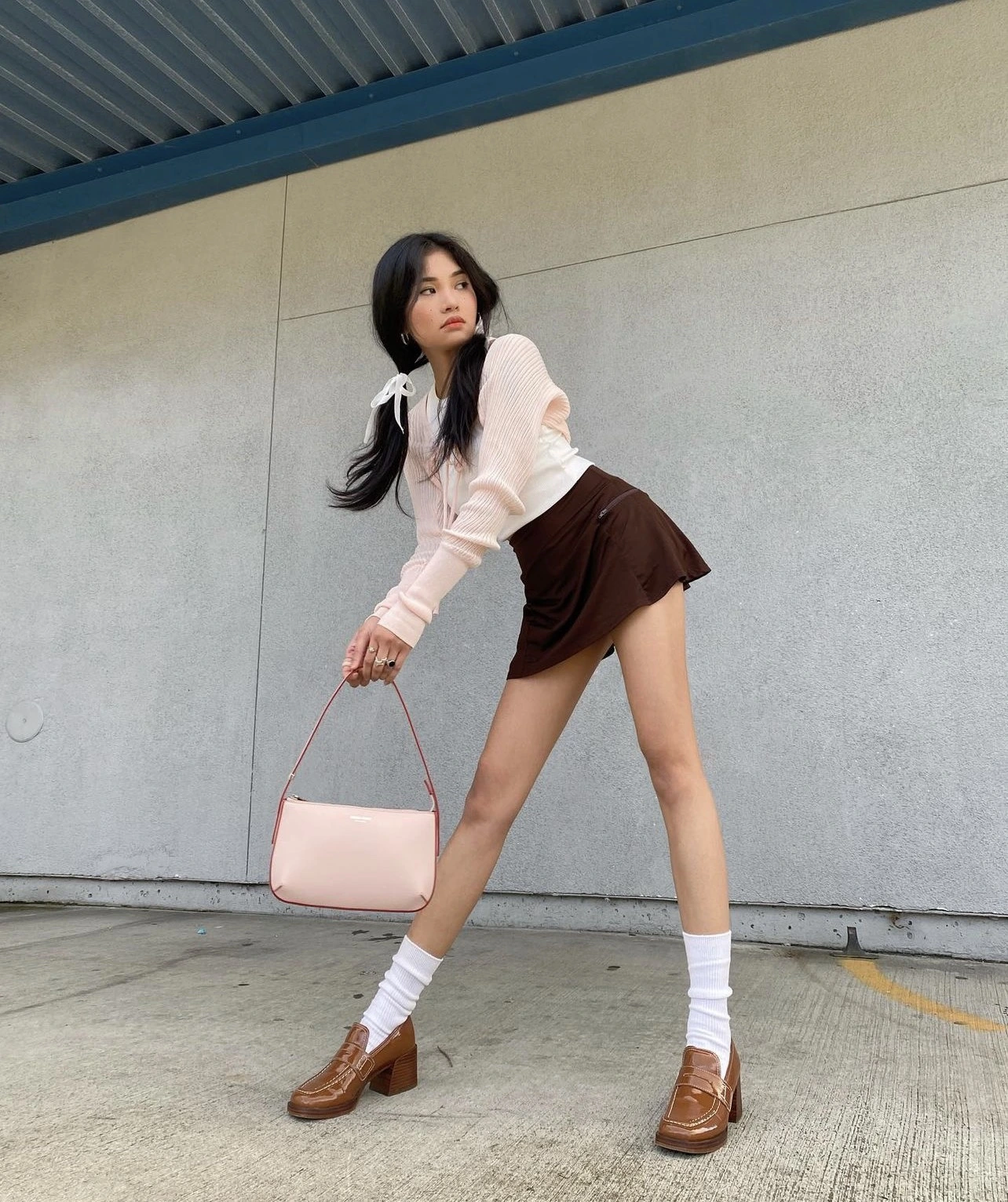 Hội chị em sành điệu đều chia tay giày đen đây mới là tông màu giày được săn đón nhất thu đông 2025 - 4