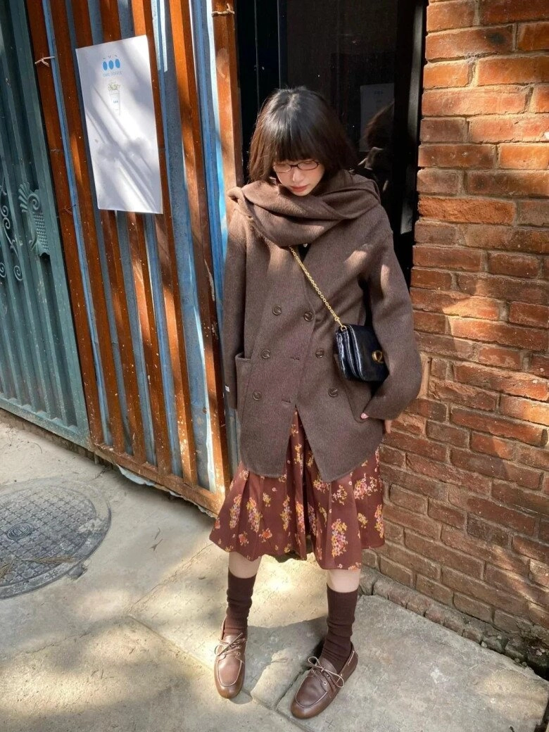 Hội chị em sành điệu đều chia tay giày đen đây mới là tông màu giày được săn đón nhất thu đông 2025 - 5