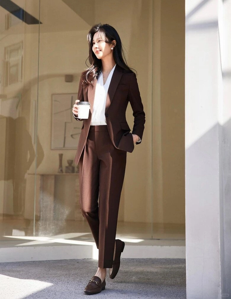 Hội chị em sành điệu đều chia tay giày đen đây mới là tông màu giày được săn đón nhất thu đông 2025 - 7