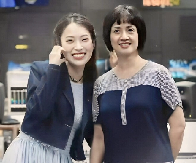 Khoảnh khắc 2 thế hệ đường lên đỉnh olympia gây sốt huyền thoại tùng chi hiếm hoi lộ diện chuyện chồng con vẫn kín tiếng - 1