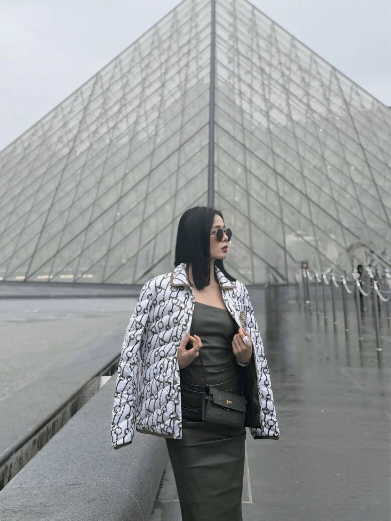 Không chơi style giàu ngầm lệ quyên có hẳn bộ sưu tập áo khoác mặc lên là toát mùi tiền xa xỉ thấy rõ - 1