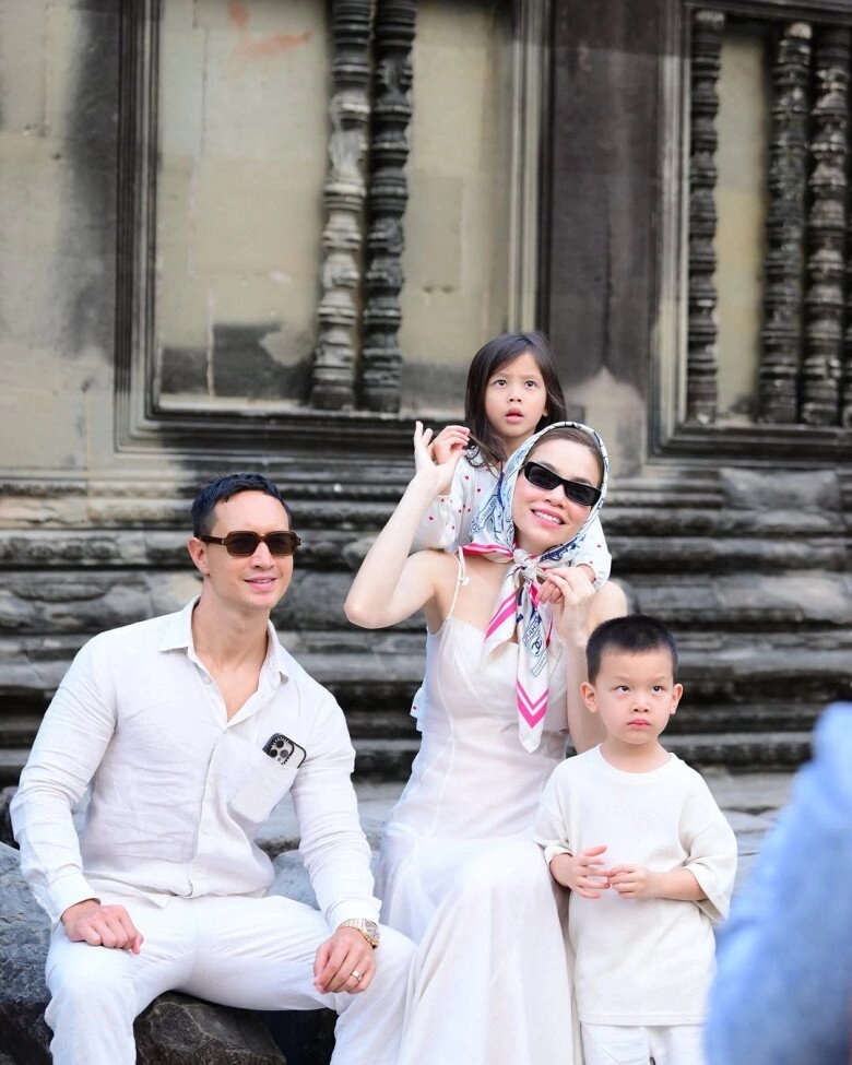 Kim lý hạnh phúc khoe 2 cục kim cương mừng vì có thể nói chuyện bằng tiếng việt với gia đình hồ ngọc hà - 2