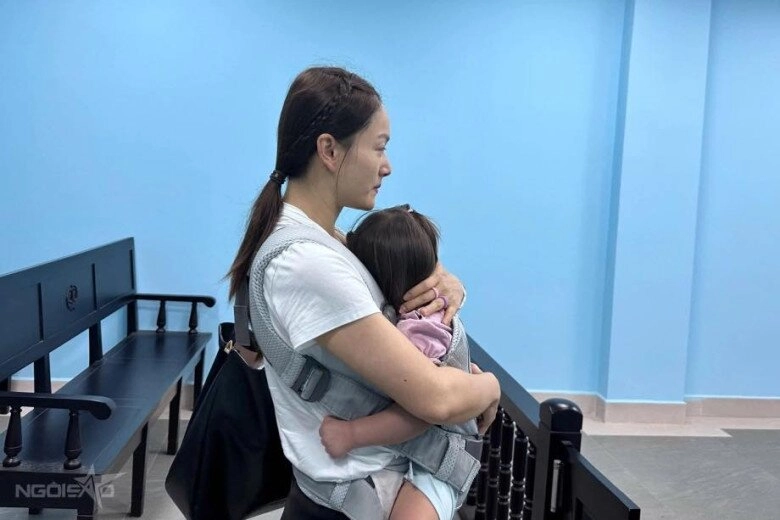 Lan phương tranh thủ từng phút để chăm 2 con khi đi quay phim có bảo mẫu theo sát giúp đỡ - 4