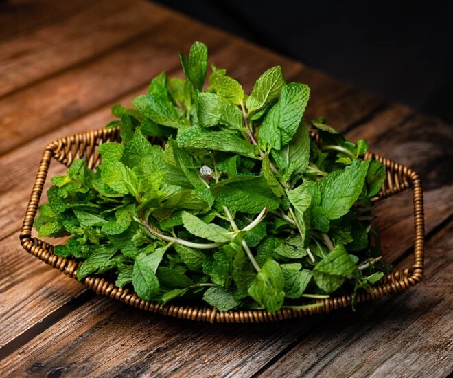 Loại lá gia vị nhỏ xíu có khả năng chống rụng tóc mạnh mẽ dưỡng chân tóc chắc khỏe khiến gàu lâu năm cũng biến mất - 1