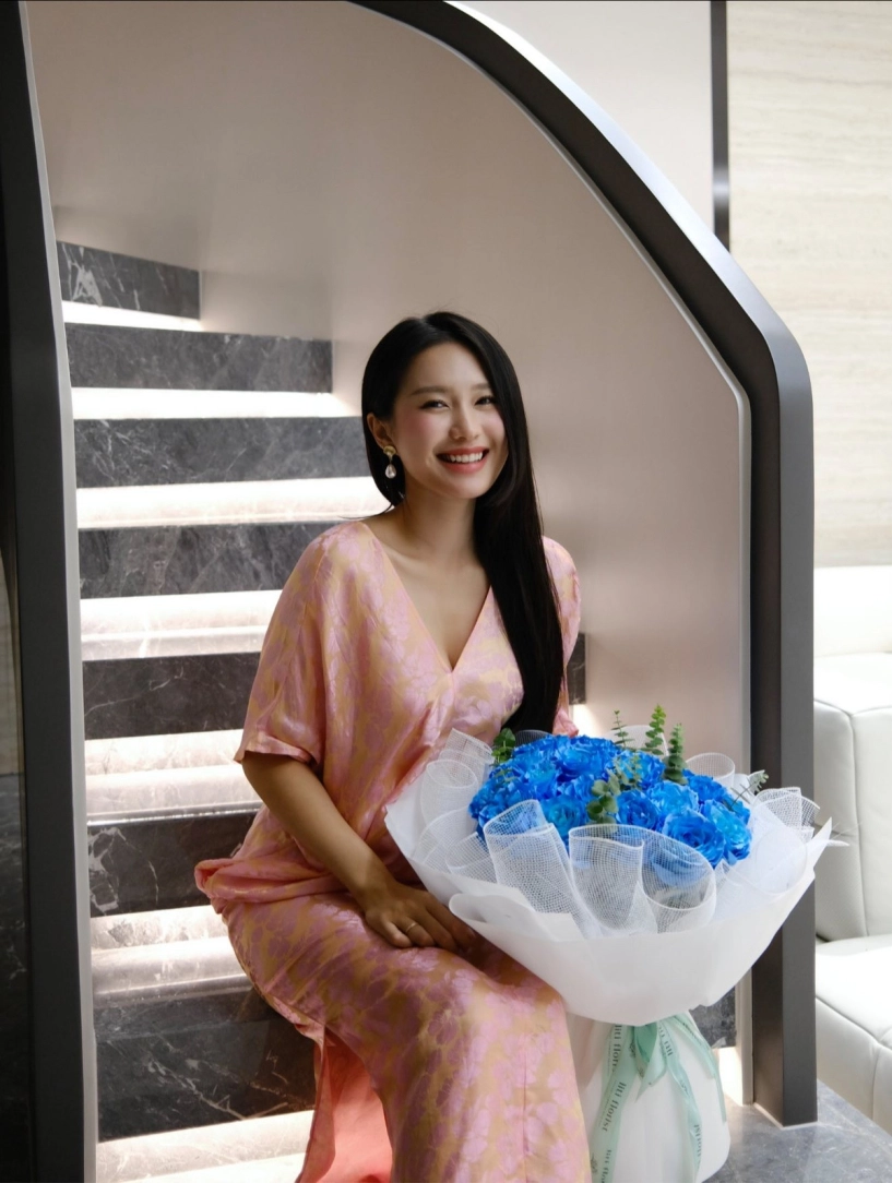 Loạt hình ảnh mới cực sang chảnh của vợ cầu thủ đoàn văn hậu - 9