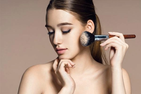 Lồng lộn mắt xanh môi đỏ làm gì chỉ thế này đủ giúp bạn xinh ngất ngây tiệc cuối năm - 1