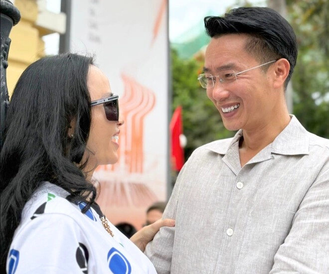 Mc hoa thanh tùng khoe ảnh hạnh phúc bên vợ quyền lực con trai cao 1m9 làm phó nháy cho bố mẹ - 1