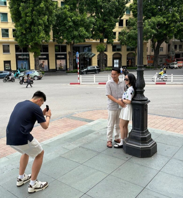 Mc hoa thanh tùng khoe ảnh hạnh phúc bên vợ quyền lực con trai cao 1m9 làm phó nháy cho bố mẹ - 2