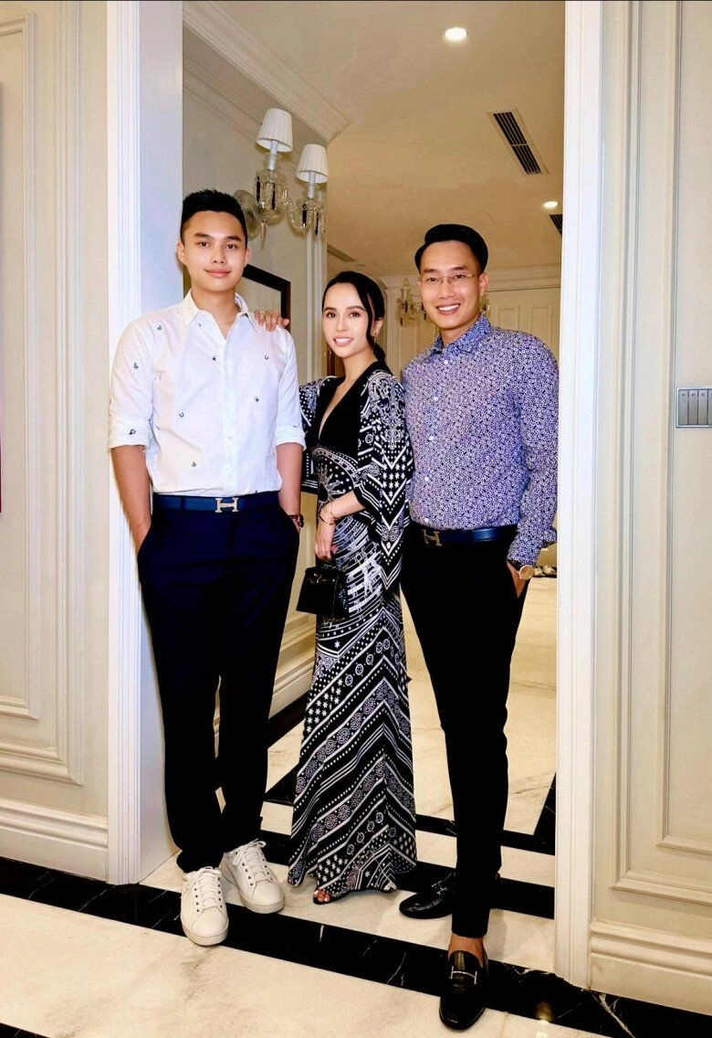 Mc hoa thanh tùng khoe ảnh hạnh phúc bên vợ quyền lực con trai cao 1m9 làm phó nháy cho bố mẹ - 8