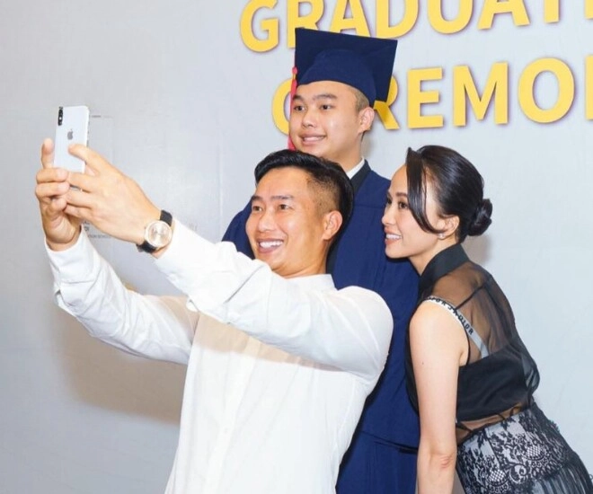 Mc hoa thanh tùng khoe ảnh hạnh phúc bên vợ quyền lực con trai cao 1m9 làm phó nháy cho bố mẹ - 11