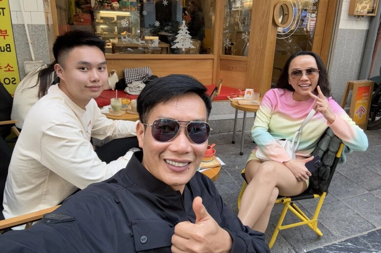 Mc hoa thanh tùng khoe ảnh hạnh phúc bên vợ quyền lực con trai cao 1m9 làm phó nháy cho bố mẹ - 12