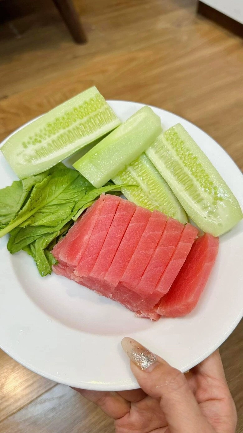 mc nhiều hình xăm nhất vtv khoe dáng tròn trùng trục sau 2 lần sinh ăn tối nghèo nàn với loại quả xanh lè - 8