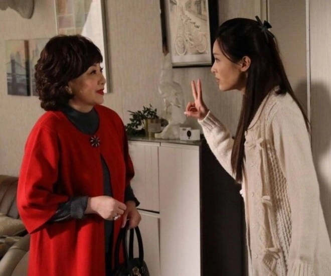 Mẹ chồng mắng tôi hám tiền trước nhiều người tôi tức giận bỏ đi bà đuổi theo mua dây chuyền vàng xin lỗi - 1