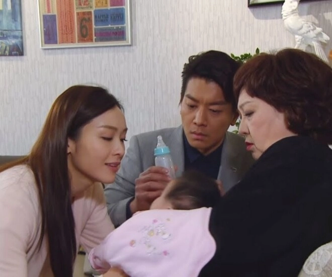 Mẹ đến chăm vợ tôi ở cữ một lần quên mang điện thoại nên quay về lấy tôi choáng với cảnh trong nhà - 1