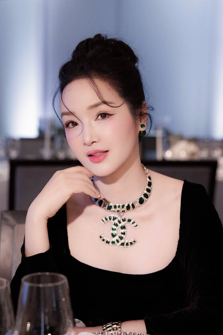 Mẹ ruột hoa hậu giáng my sang trọng quý phái - 7