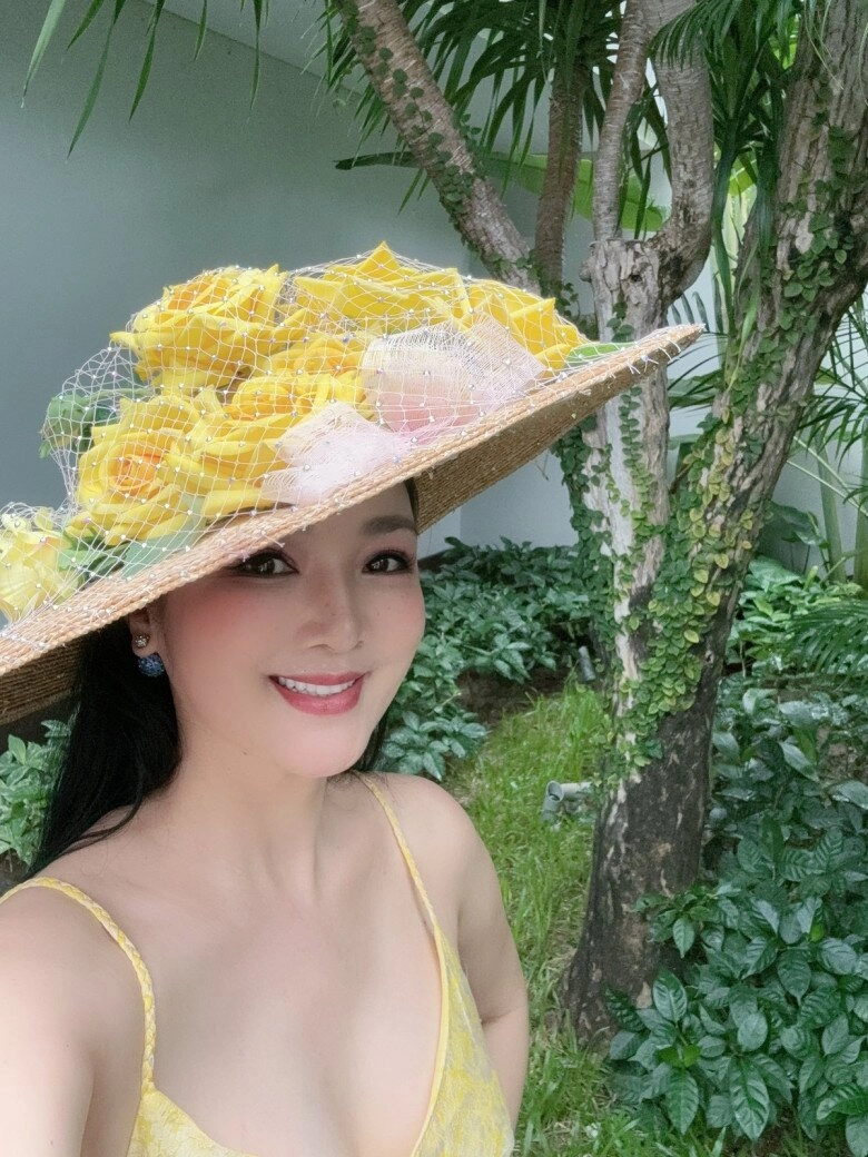 Mẹ ruột hoa hậu giáng my sang trọng quý phái - 9