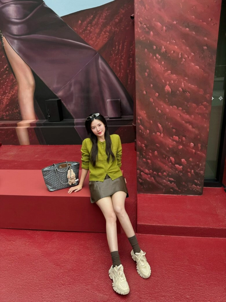 Midu mê mệt chiếc túi 50 triệu đựng được cả thế gian dù sỡ hữu loạt túi hiệu đắt đỏ giá tiền tỷ - 4