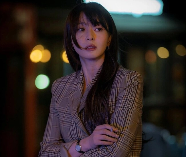 Mỹ nhân sở hữu đôi chân dài gần 1m1 được ví như thần vệ nữ tuổi 34 vẫn khiến nhiều người phải mê mẩn vì mặc gì cũng sang - 1