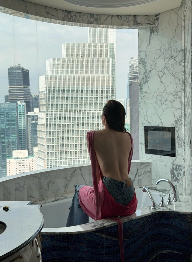 nàng hậu số 1 vbiz khoe bóng lưng ai ngắm cũng phải trầm trồ - 1