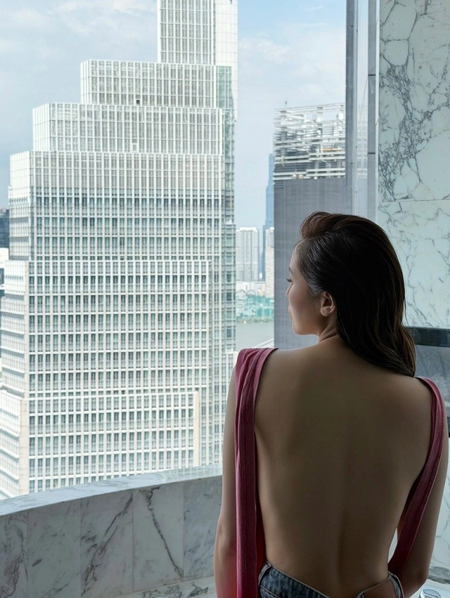 nàng hậu số 1 vbiz khoe bóng lưng ai ngắm cũng phải trầm trồ - 2