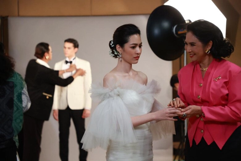 Ngày cưới mẹ ruột cho tôi 30 triệu mẹ kế tặng chiếc hộp cũ khiến tôi khóc nức nở - 2