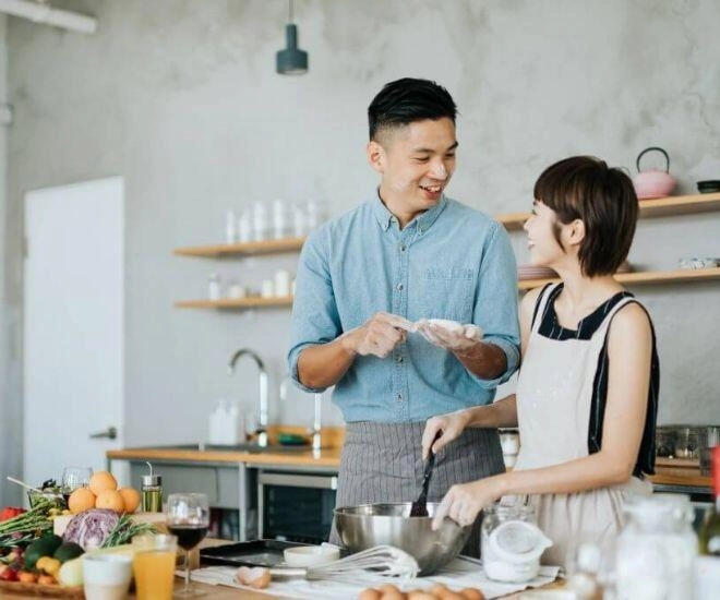 Nghe tin chúng tôi vỡ nợ chị gái chồng đưa cho 1 chiếc túi nhìn thứ trong đó tôi quỳ xuống xin lỗi - 1