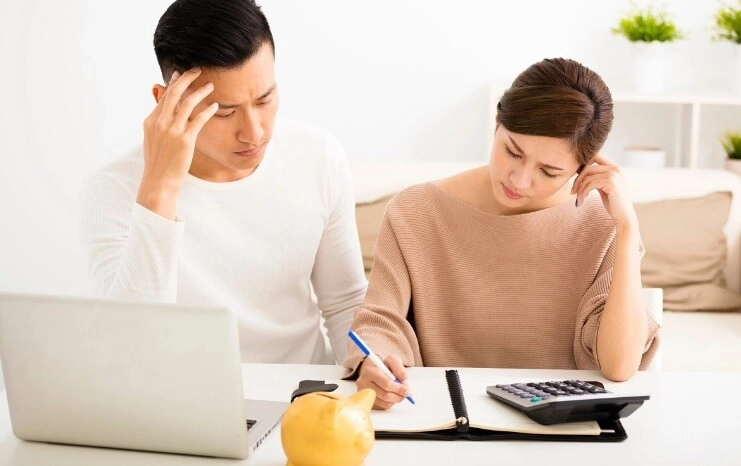 Nghe tin chúng tôi vỡ nợ chị gái chồng đưa cho 1 chiếc túi nhìn thứ trong đó tôi quỳ xuống xin lỗi - 2