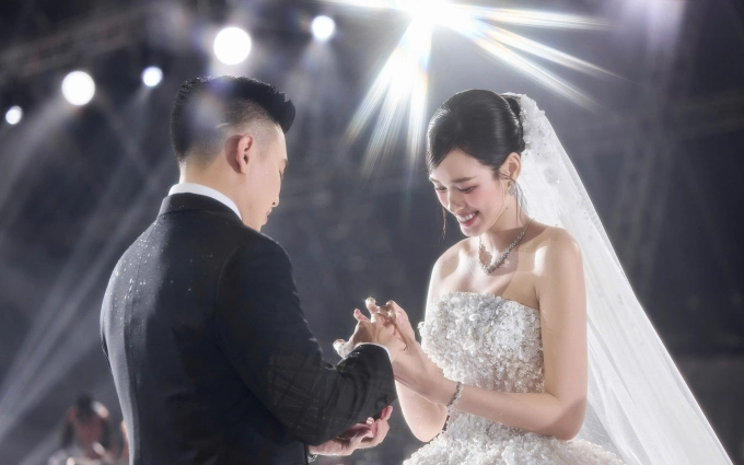 Nhẫn cưới nghìn usd của vợ chồng đỗ thị hà - 1