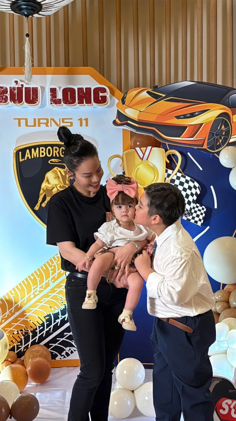 Nhật kim anh bế con gái về cần thơ thăm bố mẹ chồng cũ bạn gái mới của doanh nhân bửu lộc cũng có mặt - 2