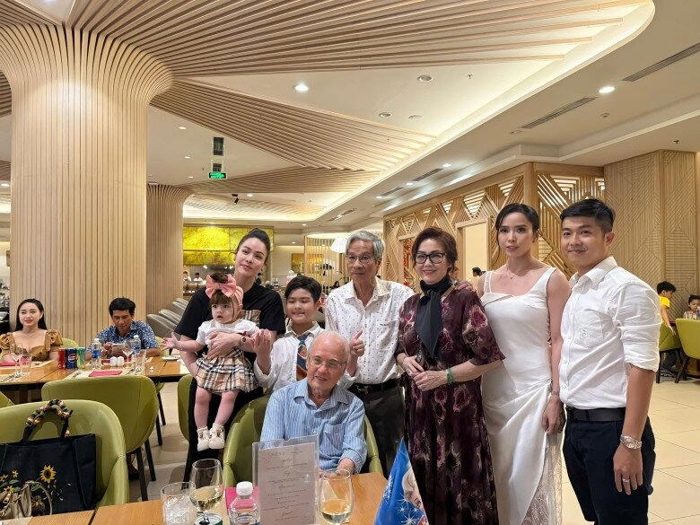 Nhật kim anh bế con gái về cần thơ thăm bố mẹ chồng cũ bạn gái mới của doanh nhân bửu lộc cũng có mặt - 5