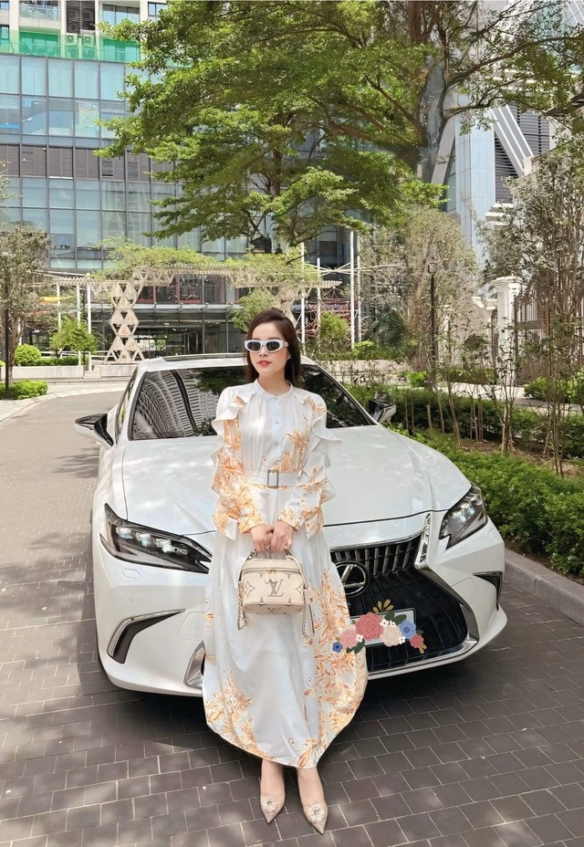 Nữ btv mang quân hàm đại úy công an mix đồ đa phong cách tôn dáng đẹp - 1