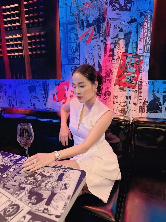 Nữ btv mang quân hàm đại úy công an mix đồ đa phong cách tôn dáng đẹp - 2