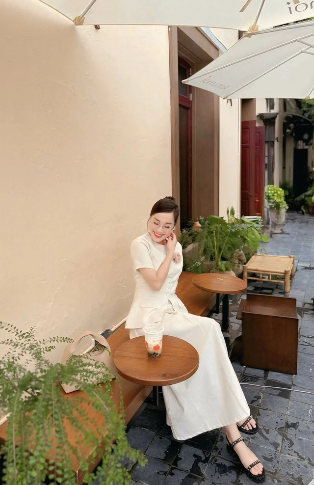 Nữ btv mang quân hàm đại úy công an mix đồ đa phong cách tôn dáng đẹp - 3