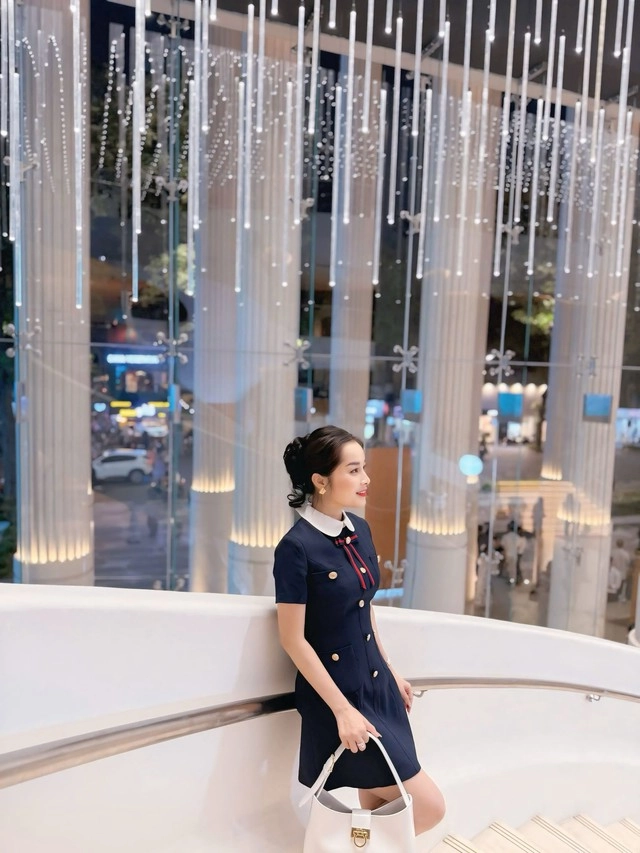 Nữ btv mang quân hàm đại úy công an mix đồ đa phong cách tôn dáng đẹp - 4