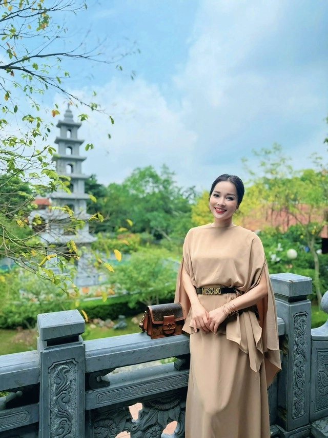 Nữ btv mang quân hàm đại úy công an mix đồ đa phong cách tôn dáng đẹp - 5