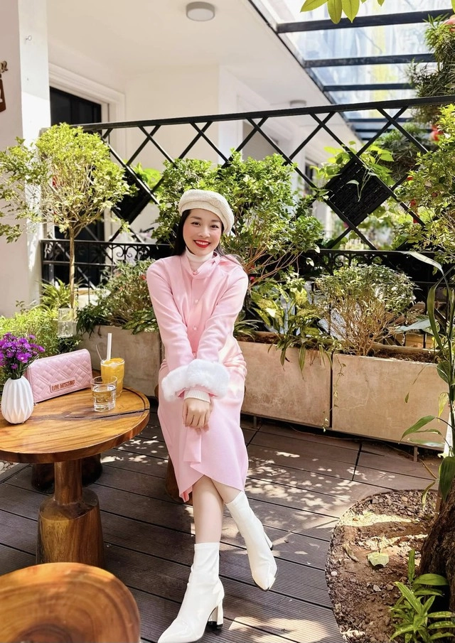 Nữ btv mang quân hàm đại úy công an mix đồ đa phong cách tôn dáng đẹp - 6