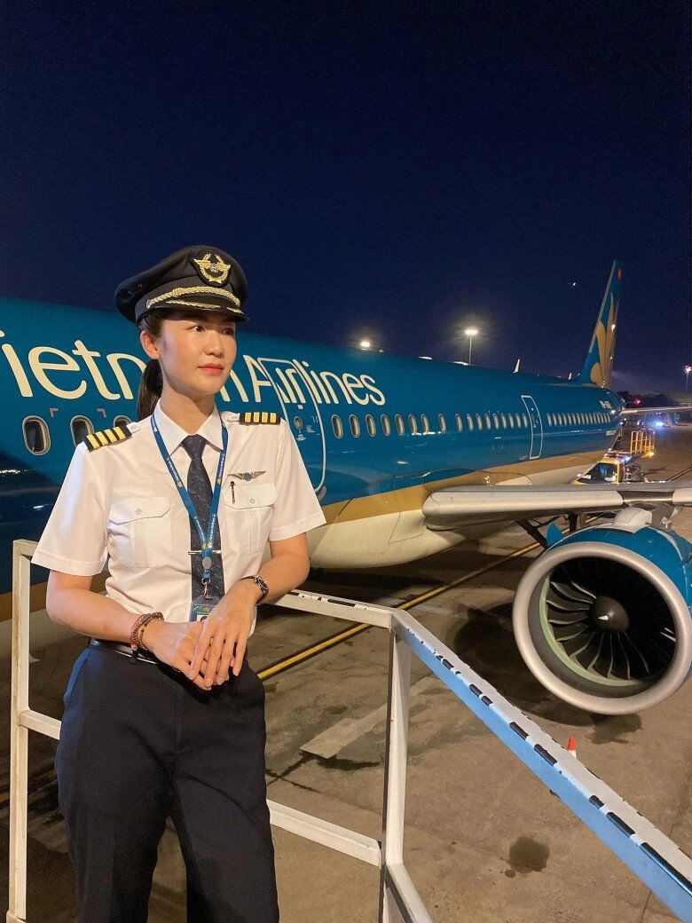 Nữ cơ trưởng đầu tiên của việt nam từng hủy hôn với trương thế vinh u40 không hề bị thời gian bào mòn sắc vóc đời thực lấn át người nổi tiếng - 1