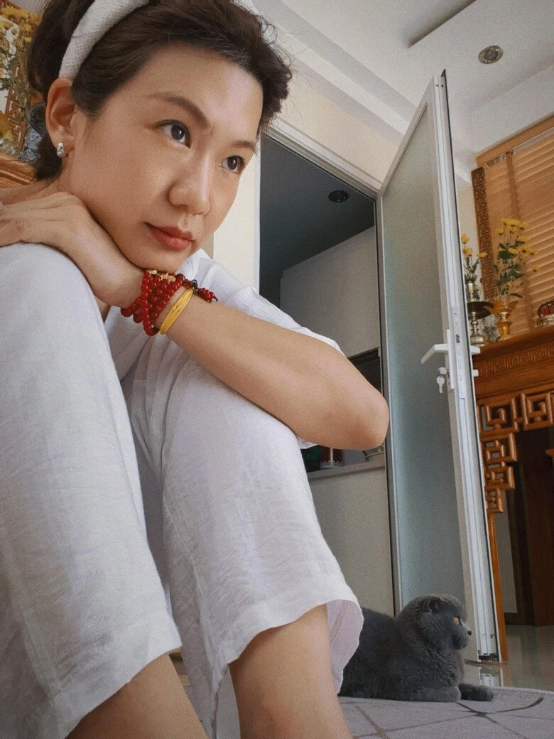 Nữ cơ trưởng đầu tiên của việt nam từng hủy hôn với trương thế vinh u40 không hề bị thời gian bào mòn sắc vóc đời thực lấn át người nổi tiếng - 4