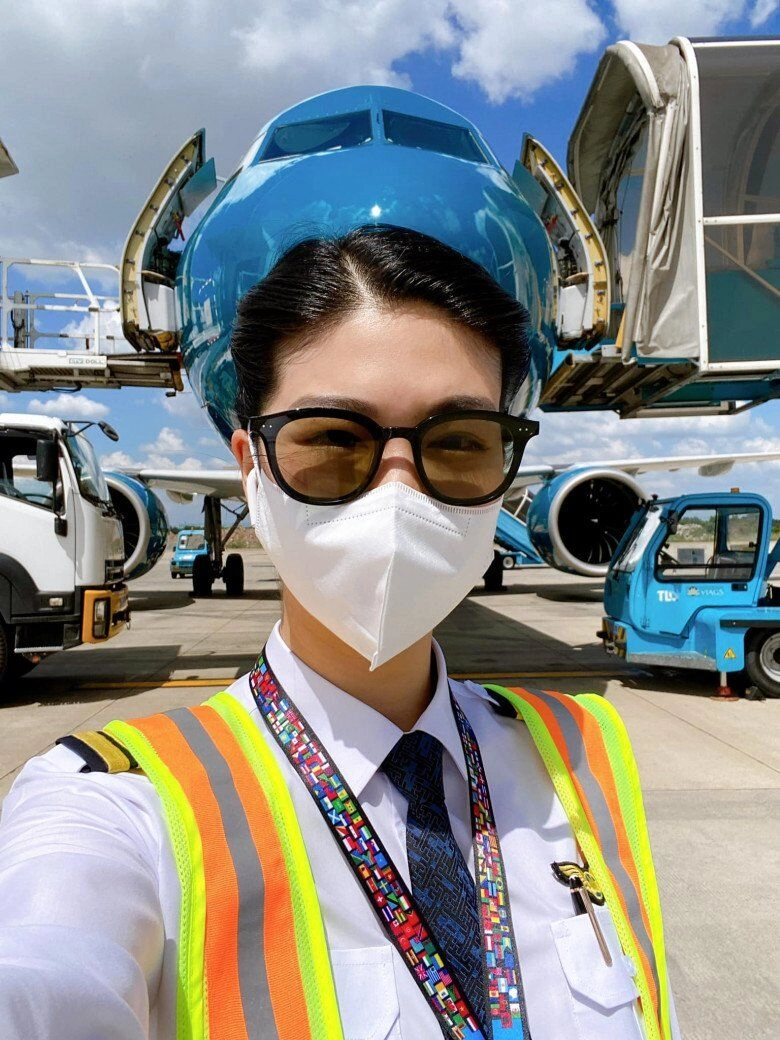 Nữ cơ trưởng đầu tiên của việt nam từng hủy hôn với trương thế vinh u40 không hề bị thời gian bào mòn sắc vóc đời thực lấn át người nổi tiếng - 12