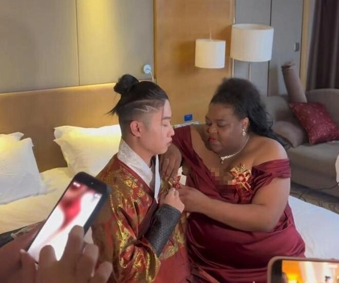 Nữ đại gia châu phi mang hồi môn khủng cưới chồng kém 20 tuổi biểu cảm của bố mẹ chồng gây chú ý - 1