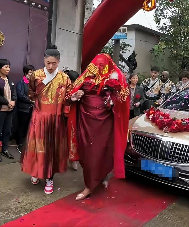 Nữ đại gia châu phi mang hồi môn khủng cưới chồng kém 20 tuổi biểu cảm của bố mẹ chồng gây chú ý - 2