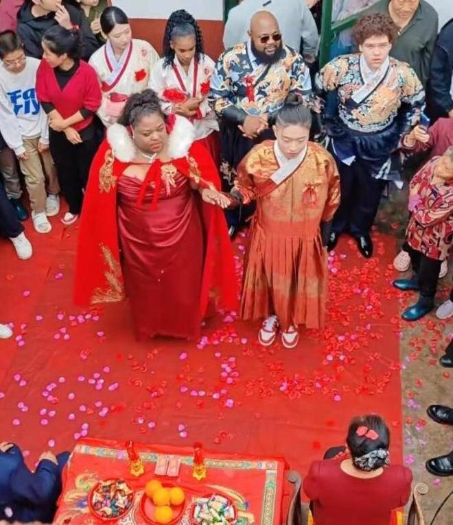 Nữ đại gia châu phi mang hồi môn khủng cưới chồng kém 20 tuổi biểu cảm của bố mẹ chồng gây chú ý - 3