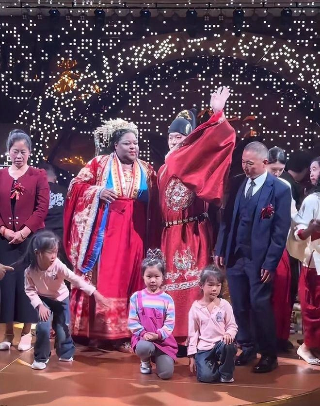 Nữ đại gia châu phi mang hồi môn khủng cưới chồng kém 20 tuổi biểu cảm của bố mẹ chồng gây chú ý - 5