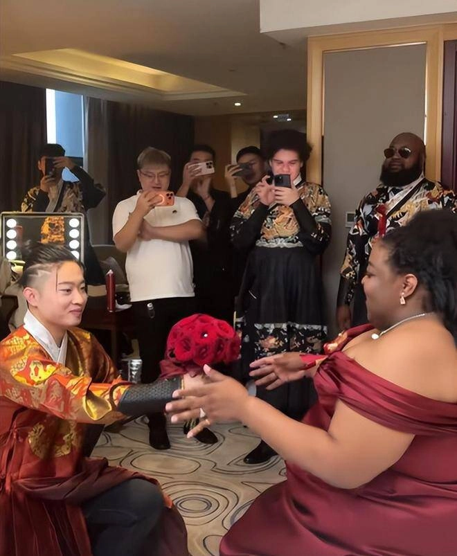 Nữ đại gia châu phi mang hồi môn khủng cưới chồng kém 20 tuổi biểu cảm của bố mẹ chồng gây chú ý - 6